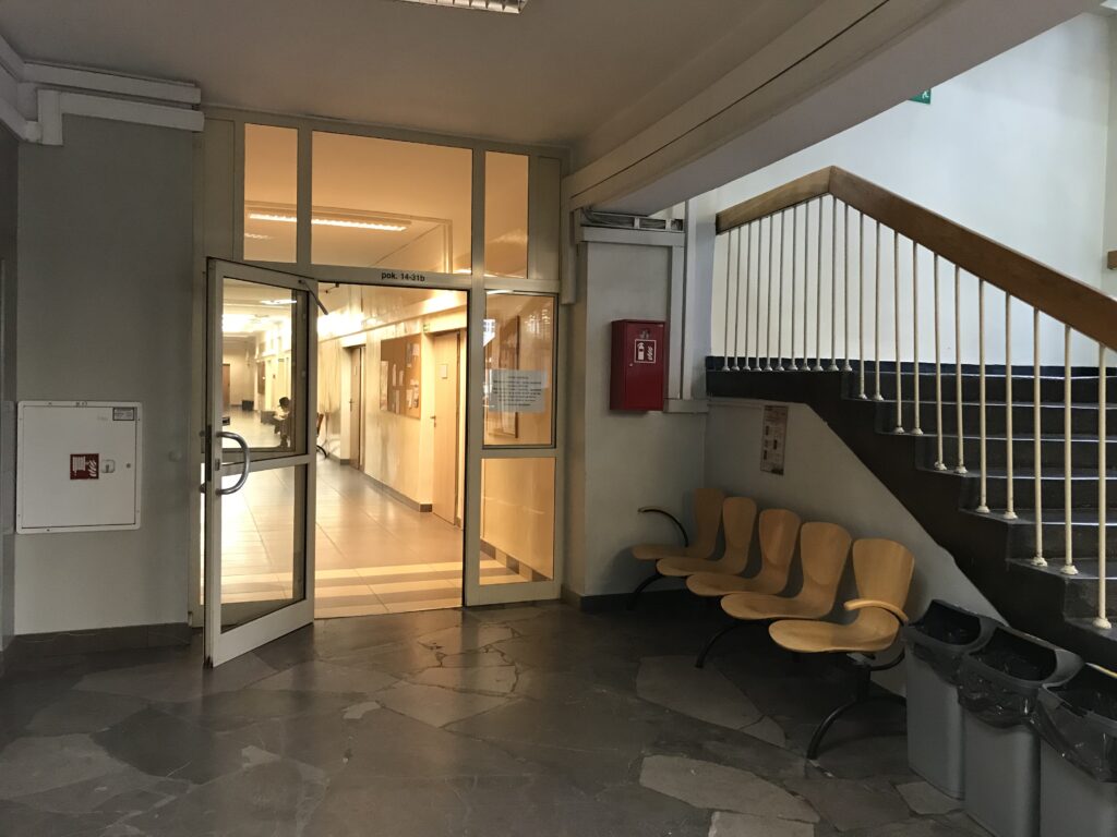Zdjęcie korytarza prowadzącego do skrzydła budynku Podchorążych 2